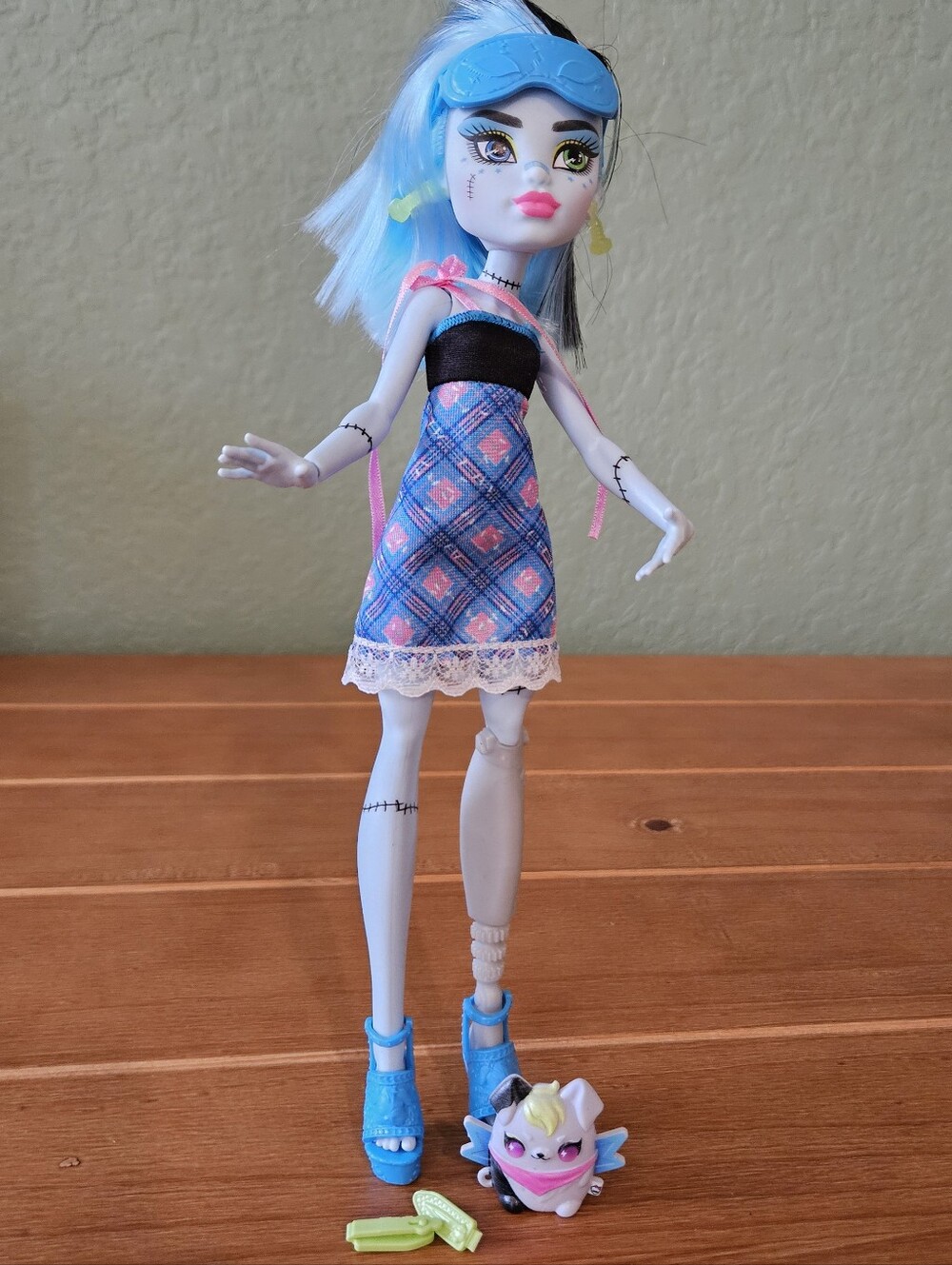 Frankie Stein Doll from Monster High Buried Secrets Cozy Creepover